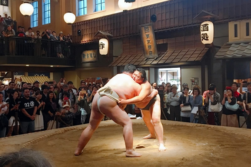 元力士による相撲パフォーマンス