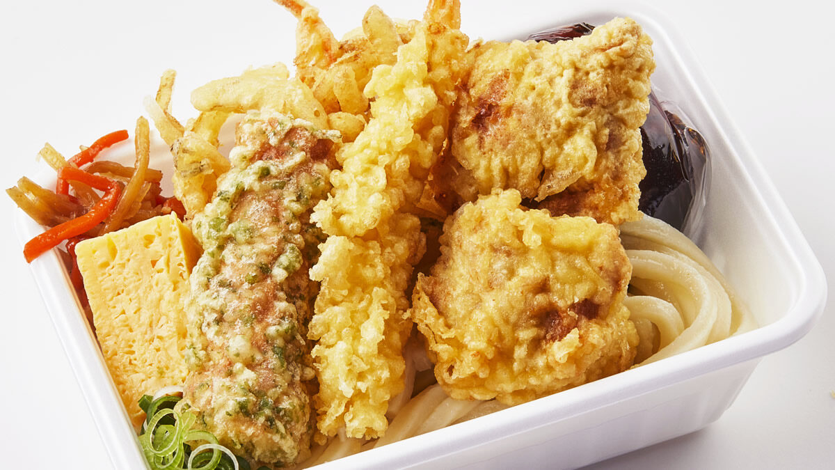 4種の天ぷらと定番おかずのうどん弁当