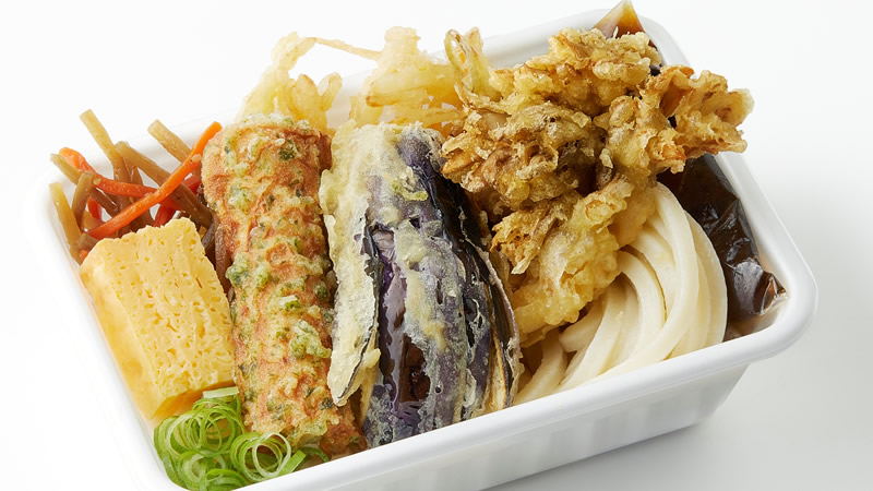 秋野菜の天ぷらと定番おかずのうどん弁当