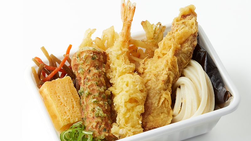 人気の天ぷら4種と定番おかずのうどん弁当