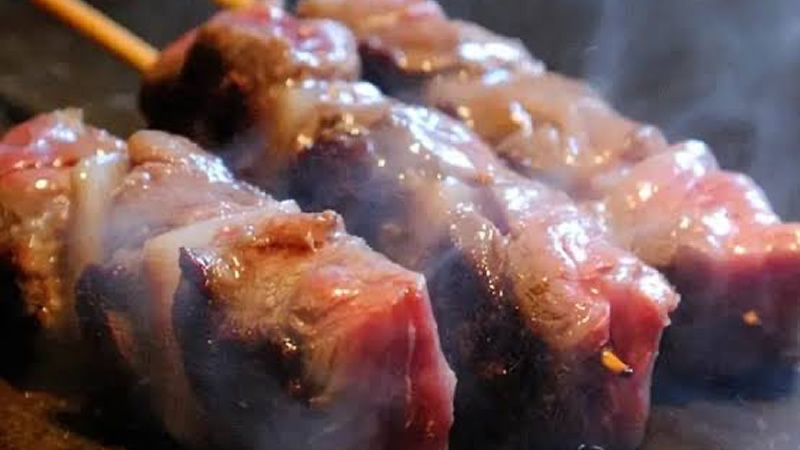 肉ハジケテ、音シタタル。ニクオン