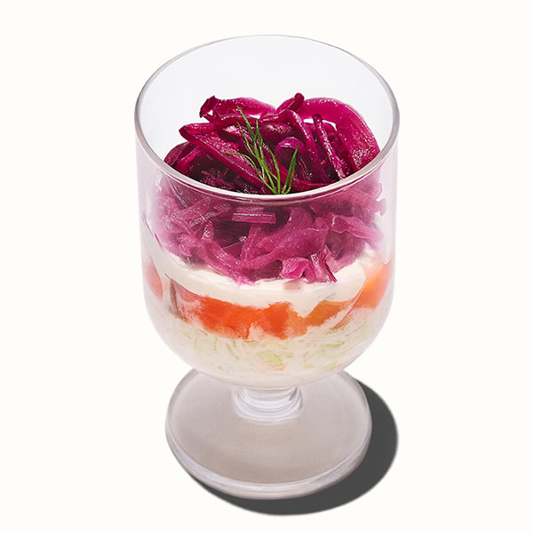 スモークサーモンとコールスローのグラスサラダ