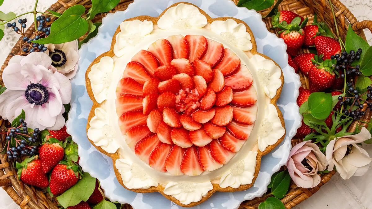 輪花型 福岡うるう農園産 “あまおう”のフリルクリームのタルト