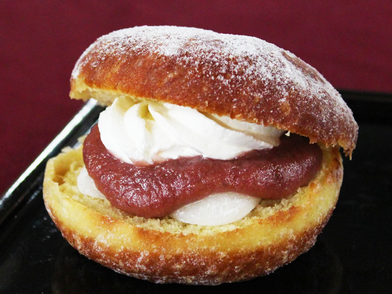 〈薄墨羊羹〉和生どーなつ苺大福