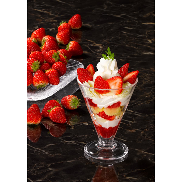 苺のトライフルパフェ仕立て